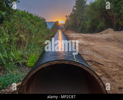 Eine Gaspipeline arbeitet vor Ort in der Nähe von Jerusalem, Israel Stockfoto