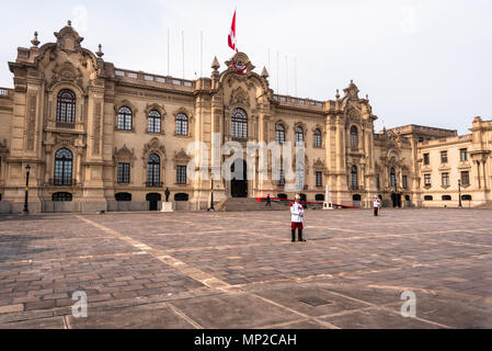 Lima, Peru - 12. April 2018. Offiziere auf Wache vor dem Palast von Pizarro, auch als die Regierung Palace bekannt, im Herzen von Lima, Peru. Stockfoto