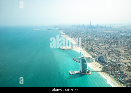 Luftaufnahme von Dubai City Beach und die Küste auf einer klaren sonnigen Tag. Stockfoto