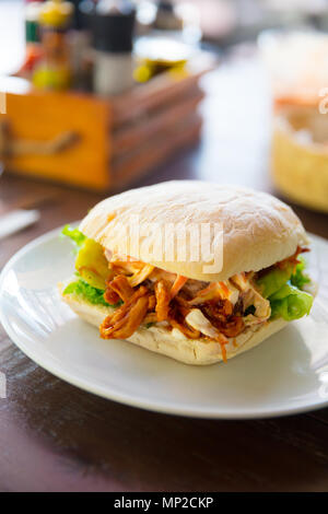 Köstliche zog Schweinefleisch Burger serviert am Tisch im Restaurant Stockfoto