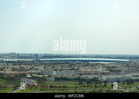Luftaufnahme von Dubai DXB Airport Terminal auf einer klaren sonnigen Tag. Dubai, VAE. Stockfoto