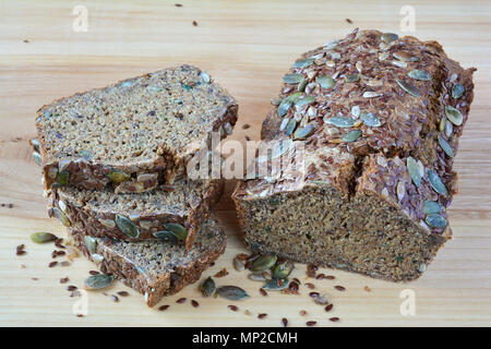 Chrono, organische, ungesäuertes Brot mit verschiedenen Samen, Kürbis, Sonnenblumen, Leinsamen, lecker und sehr gesund Stockfoto