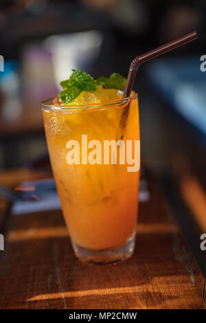 Pfirsich Eistee am Tisch im Restaurant Stockfoto