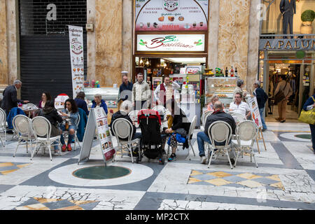 Touristen und Einheimische genießen Sie einen Kaffee in einer typisch italienischen Café in Neapel, Italien Stockfoto