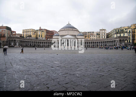 Weitwinkel Blick auf die Basilika von San Francesco Di Paola in Neapel, Italien Stockfoto