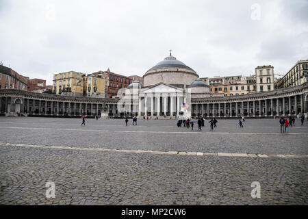 Weitwinkel Blick auf die Basilika von San Francesco Di Paola in Neapel, Italien Stockfoto