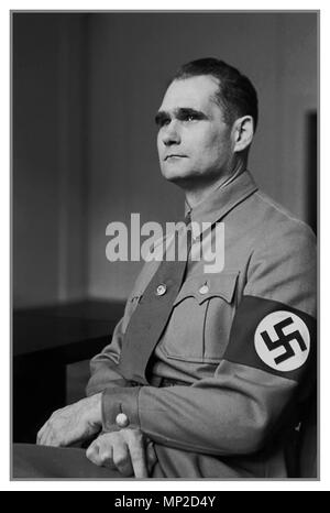 30er Vintage historischen formellen Portrait von Rudolf Hess Tragen eines NS-Hakenkreuz Armbinde. Hess war ein prominenter Politiker in Nazi-deutschland. Stellvertreter des Führers Adolf Hitler 1933 ernannt, er war in dieser Position bis 1941, als er flog Solo nach Schottland in einem Versuch, Frieden mit dem Vereinigten Königreich während des Zweiten Weltkrieges zu verhandeln. Er wurde gefangen genommen und wurde schließlich von Verbrechen gegen den Frieden überführt, die eine lebenslange Haftstrafe im Gefängnis in Spandau bis zu seinem Selbstmord Stockfoto