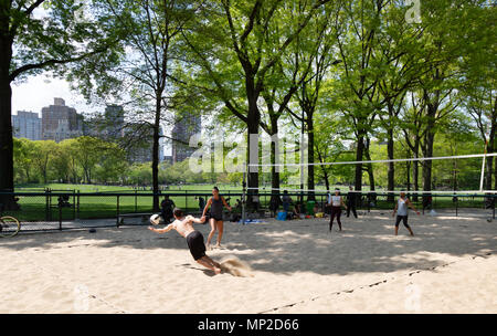 Leute, beim Beach-Volleyball im Central Park, New York City, USA Stockfoto