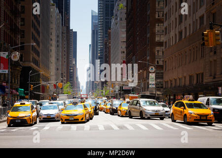 5Th Avenue New York Taxis und Verkehr gesehen Blick vom Central Park, New York City, USA Stockfoto