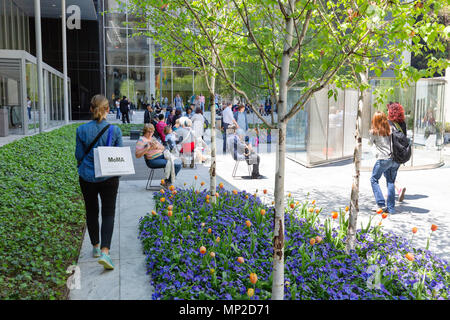 Besucher im MoMA Sculpture Garden, Museum für Moderne Kunst, New York City, USA Stockfoto