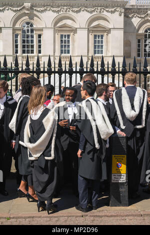 Abschlussfeier, Diplomanden der Universität Cambridge Line up außerhalb des Senats Haus vor der Eingabe ihrer Grad, England, Großbritannien Stockfoto