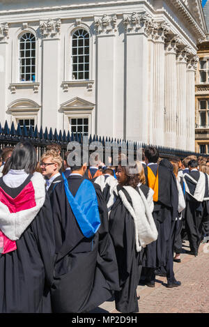 Abschlussfeier, Diplomanden der Universität Cambridge Line up außerhalb des Senats Haus vor der Eingabe ihrer Grad, England, Großbritannien Stockfoto