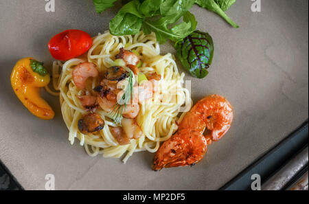 GarlickySeafood Pasta Spaghetti mit Muscheln, Garnelen, Meeresfrüchte Cocktail Nahaufnahme Garnelen Pasta. Stockfoto