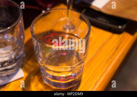 Leeres Glas auf die Theke Stockfoto