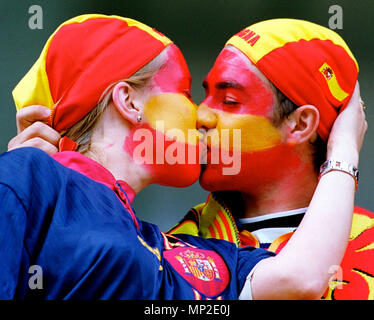 Fußball: Jan Breydelstadion - Brügge Belgien 21.06.2000, UEFA Euro 2000 Turnier, Gruppenphase (Gruppe C), Jugoslawien vs Spanien 3:4 - - - - zwei spanische Fans kiss Stockfoto