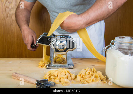 Frische Eier Nudeln zu Hause mit natürlichen Zutaten und einer Grundmaschine Stockfoto