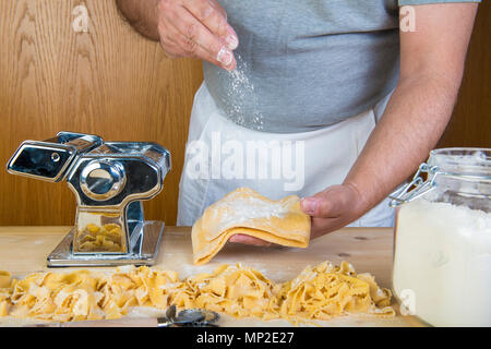 Frische Eier Nudeln zu Hause mit natürlichen Zutaten und einer Grundmaschine Stockfoto