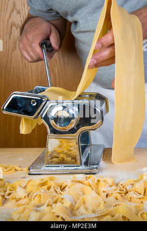 Frische Eier Nudeln zu Hause mit natürlichen Zutaten und einer Grundmaschine Stockfoto