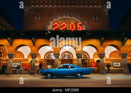 Ein klassischer 1969 Plymouth Road Runner American Muscle Car wartet vor dem Kopenhagener Hauptbahnhof, Dänemark Stockfoto