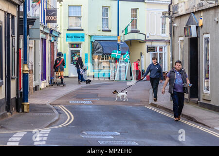 Menschen zu Fuß entlang der Northumberland Place Shopping Street in Teignmouth, Devon. Feb 2018. Stockfoto