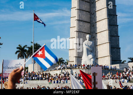 Havanna, Kuba. Mai 2018 Kubaner marschieren in der Feier zum Tag der internationalen Arbeiter durch das Monument Jose Marti. Caleb Hughes/Alamy leben Nachrichten Stockfoto