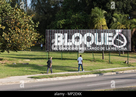 Havanna, Kuba. 1. Mai 2018 eine Plakatwand in Havanna Kuba in der Nähe der Plaza De La Revolucion, liest "das Embargo, das längste Völkermord in der Geschichte" Caleb Hughes/Alamy leben Nachrichten Stockfoto