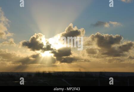 Licht bricht durch die Wolken bei Sonnenuntergang, Kalifornien Küste. Stockfoto