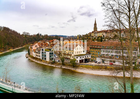 Blick auf die Altstadt von Bern mit Berner Münster Kathedrale und die Aare in der Schweiz Stockfoto