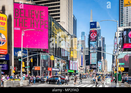 NEW YORK - Mai 2, 2018: Blick auf Times Square entlang der 7th Avenue. Stockfoto