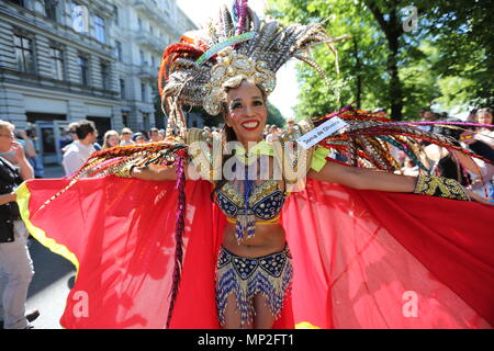 Berlin, Deutschland. 20 Mai, 2018. Mit bunten Kostümen und samba Trommeln, Hunderttausende feiern den Karneval der Kulturen in Berlin Kreuzberg. Mehr als 4.000 Teilnehmer in 66 Gruppen bewegen sich durch die Straßen der heute als Höhepunkt der viertägigen Karneval der Kulturen. Quelle: Simone Kuhlmey/Pacific Press/Alamy leben Nachrichten Stockfoto