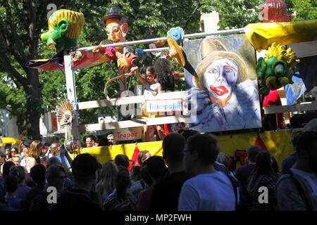 Berlin, Deutschland. 20 Mai, 2018. Mit bunten Kostümen und samba Trommeln, Hunderttausende feiern den Karneval der Kulturen in Berlin Kreuzberg. Mehr als 4.000 Teilnehmer in 66 Gruppen bewegen sich durch die Straßen der heute als Höhepunkt der viertägigen Karneval der Kulturen. Quelle: Simone Kuhlmey/Pacific Press/Alamy leben Nachrichten Stockfoto