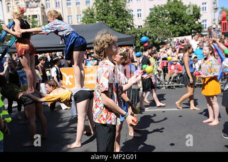 Berlin, Deutschland. 20 Mai, 2018. Mit bunten Kostümen und samba Trommeln, Hunderttausende feiern den Karneval der Kulturen in Berlin Kreuzberg. Mehr als 4.000 Teilnehmer in 66 Gruppen bewegen sich durch die Straßen der heute als Höhepunkt der viertägigen Karneval der Kulturen. Quelle: Simone Kuhlmey/Pacific Press/Alamy leben Nachrichten Stockfoto