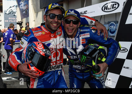 Le Mans, Frankreich. 20 Mai, 2018. Danilo Petrucci und Valentino Rossi im Parc Ferme Credit: Gaetano Piazzolla/Pacific Press/Alamy leben Nachrichten Stockfoto