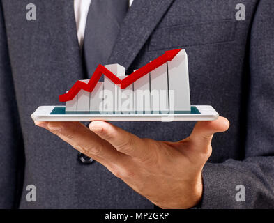 Unternehmer hält digital Tablet mit wachsenden Chart. Stockfoto