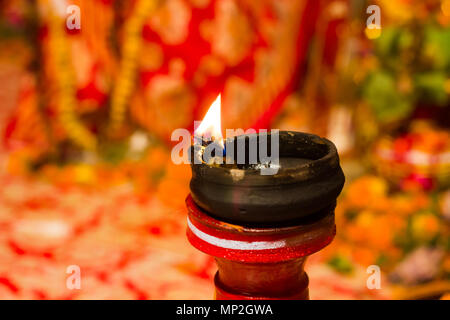 Lit Ton Lampe auf einem Ton stehen oder Anbetung Idol durgapuja Indien diwali Stockfoto