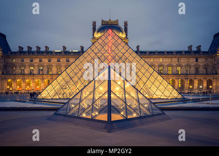 PARIS, Frankreich, 22. Februar 2016: Blick auf den berühmten Louvre Museum mit Louvre Pyramide am Abend. Stockfoto
