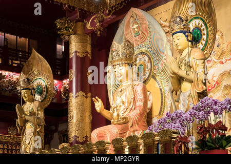 Singapur - 23. April 2018: Die Innenansicht des richely verziert Buddha Zahns Tempel in Singapur Chinatown in Südostasien. Stockfoto