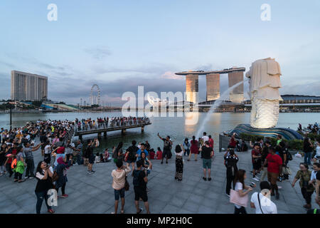 Singapur - 13. Mai 2018: Eine große Menge von Touristen fotografieren und selfie vor der Merlion Brunnen in der Nähe der Marina Bucht bei Sonnenuntergang in Singapur Stockfoto