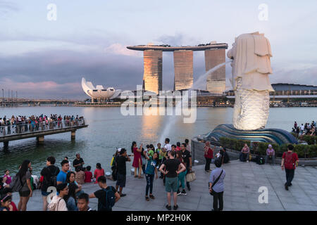 Singapur - 13. Mai 2018: Eine große Menge von Touristen fotografieren und selfie vor der Merlion Brunnen in der Nähe der Marina Bucht bei Sonnenuntergang in Singapur Stockfoto