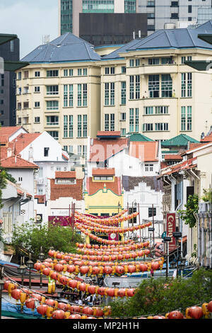 Singapur - 23. April 2018: Hohe Betrachtungswinkel der Traiditional shophouses in Singapur Chinatown in Südostasien. Stockfoto