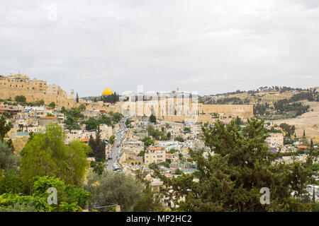 Ein Blick auf den Felsendom auf dem Tempelberg in Jerusalem über die Stadt von der Dachterrasse des alten Herodes Palace Stockfoto