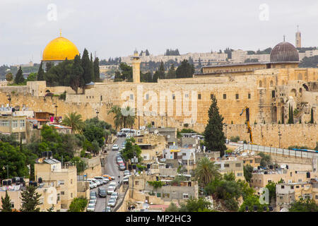 Ein Blick auf den Felsendom auf dem Tempelberg in Jerusalem über die Stadt von der Dachterrasse des alten Herodes Palace Stockfoto