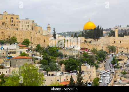 Ein Blick auf den Felsendom auf dem Tempelberg in Jerusalem über die Stadt von der Dachterrasse des alten Herodes Palace Stockfoto