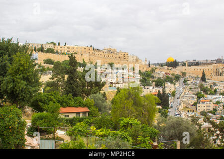 Ein Blick auf den Felsendom auf dem Tempelberg in Jerusalem über die Stadt von der Dachterrasse des alten Herodes Palace Stockfoto