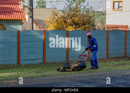 Johannesburg, Südafrika - unbekannter Mann in Schwarz nicht ungelernte Gartenarbeit an einer privaten Residenz in der Stadt Bild mit Kopie Raum Stockfoto