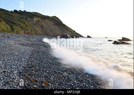 Brechende Welle Millook Haven North Cornwall Stockfoto