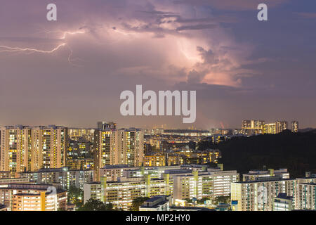 Mehrere Blitze in der gleichen Zeit in der Nacht aus. Blitzeinschläge in Singapur können bis zu 11,500 Mal im Jahr getroffen werden. Stockfoto