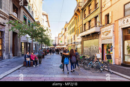 Bologna, Italien - 21. Oktober 2016: Menschen auf die Via degli Orefici in Bologna, Emilia-Romagna, Italien Stockfoto