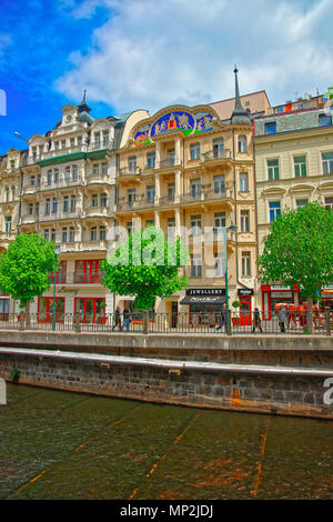 Karlsbad, Tschechische Republik - 5. Mai 2014: Promenade des Flusses Tepla in Karlsbad, Tschechische Republik. Menschen auf dem Hintergrund Stockfoto