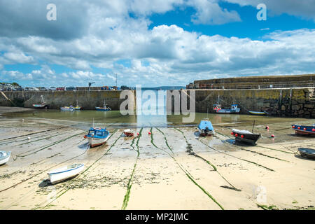 Ebbe im Mousehole Harbour in Cornwall. Stockfoto